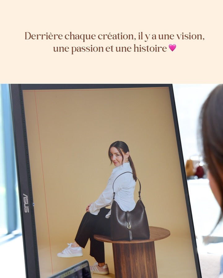 Zoom sur l’envers du décor 📸✨

Parce qu’un nouveau modèle, c’est des mois de réflexion, de prototypes et d’ajustements... On vous emmène dans les coulisses du sac Aurore !

Faites glisser pour découvrir le travail des matières, les zooms sur les détails et toute la magie du shooting. 🎞️🤍

Et si vous avez la moindre question sur les dimensions, les coloris ou le fermoir mousqueton, posez-la-nous en commentaire, on vous répond avec plaisir ! 💬👇🏼
#teamélan #élanbymarts — image 3 sur 10