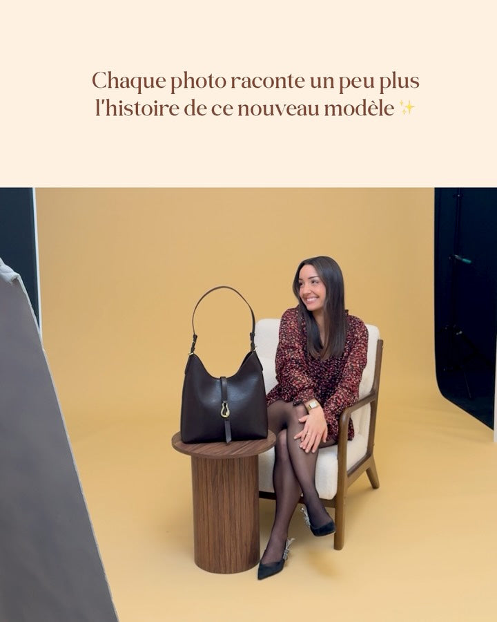 Zoom sur l’envers du décor 📸✨

Parce qu’un nouveau modèle, c’est des mois de réflexion, de prototypes et d’ajustements... On vous emmène dans les coulisses du sac Aurore !

Faites glisser pour découvrir le travail des matières, les zooms sur les détails et toute la magie du shooting. 🎞️🤍

Et si vous avez la moindre question sur les dimensions, les coloris ou le fermoir mousqueton, posez-la-nous en commentaire, on vous répond avec plaisir ! 💬👇🏼
#teamélan #élanbymarts — image 7 sur 10